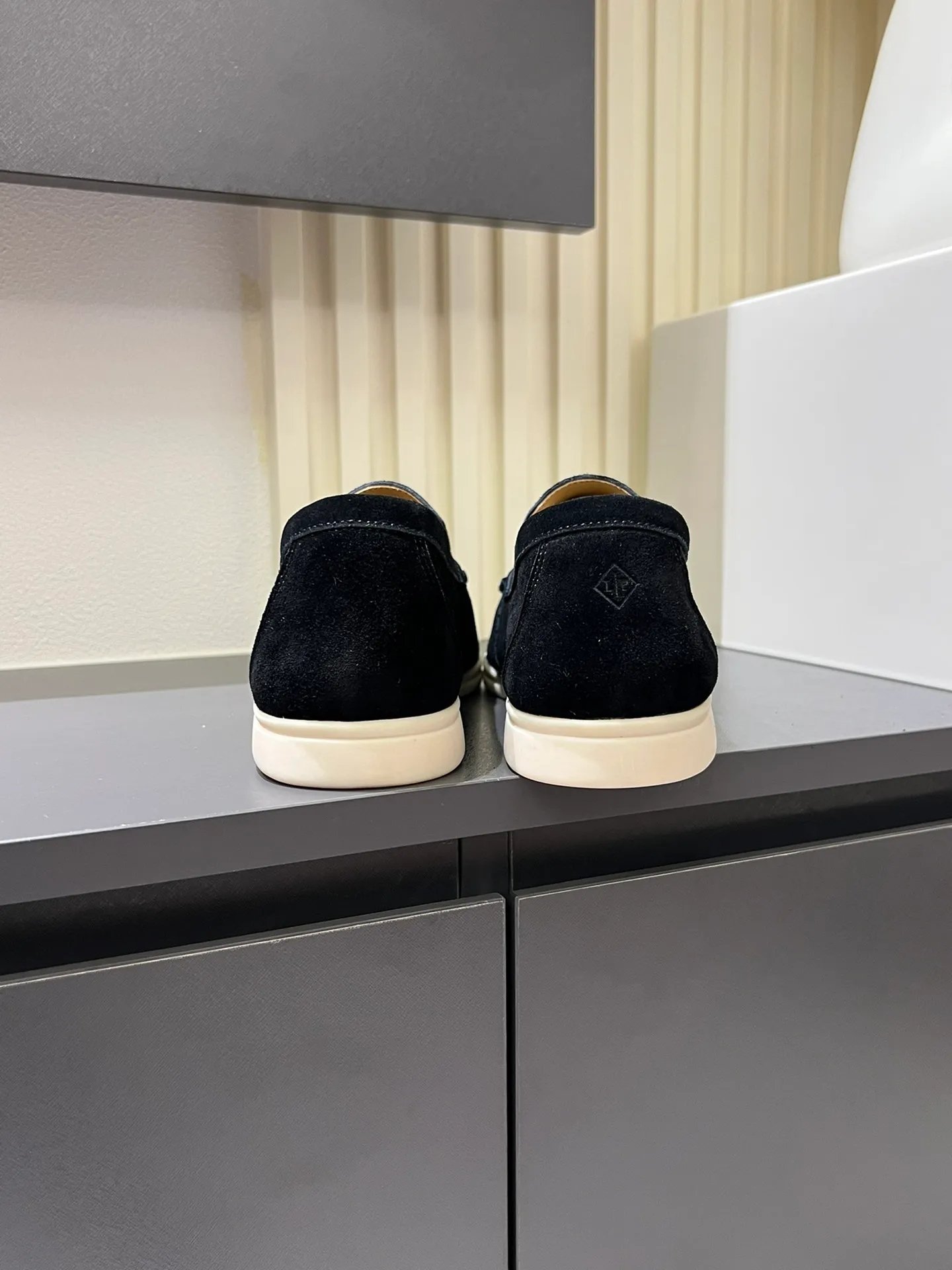 Men's shoes 💰p360 "Loro men's shoes 💰pian'*" Classic L men's shoes for couples 💰p Top version British flat loafers, a must-have item in old money style, the minimalist design is eye-catching and durable, a plus point for dressing The soft foot feel and texture are outstanding. They don’t scratch your feet and are very nice. They are matched with soft and waxy soles. They can be worn daily for a long time without getting tired. They are easy to wear, versatile and classic items, with perfect foot feel and texture! Imported cashmere fabric, the lining is made of imported A-grade water-dyed cow lining, the top version of the genuine leather midsole is sewn with pure handmade mark thread! Size: Female 35-40 (34. Customized) Male 38-44 (45.46. Customized)